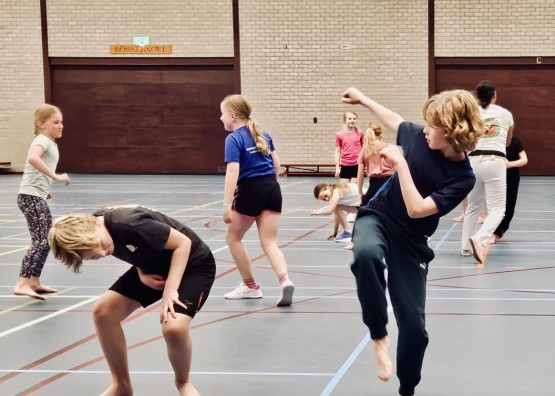 Kinderen ontdekken capoeira tijdens workshop in Westerbork