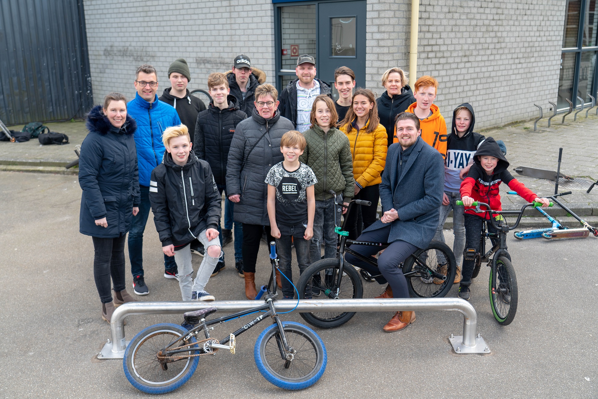 groepsfoto opening rail skatebaan Beilen.jpg groepsfoto opening rail skatebaan Beilen.jpg